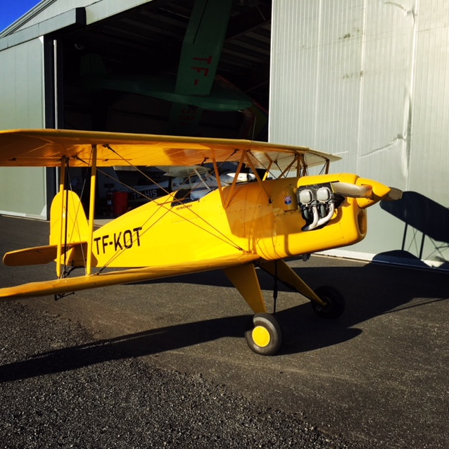 Sú gula utan við Flugsafnið.