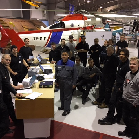 Hluti af hópnum hlustar á kennarann.