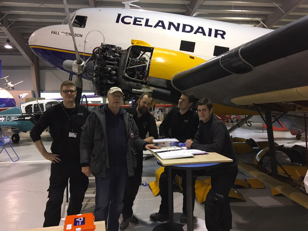 Hannes og þeir flugvirkjanemar, Valur, Magnús, Baldur Óli og Óskar byrjaðir að skoða.