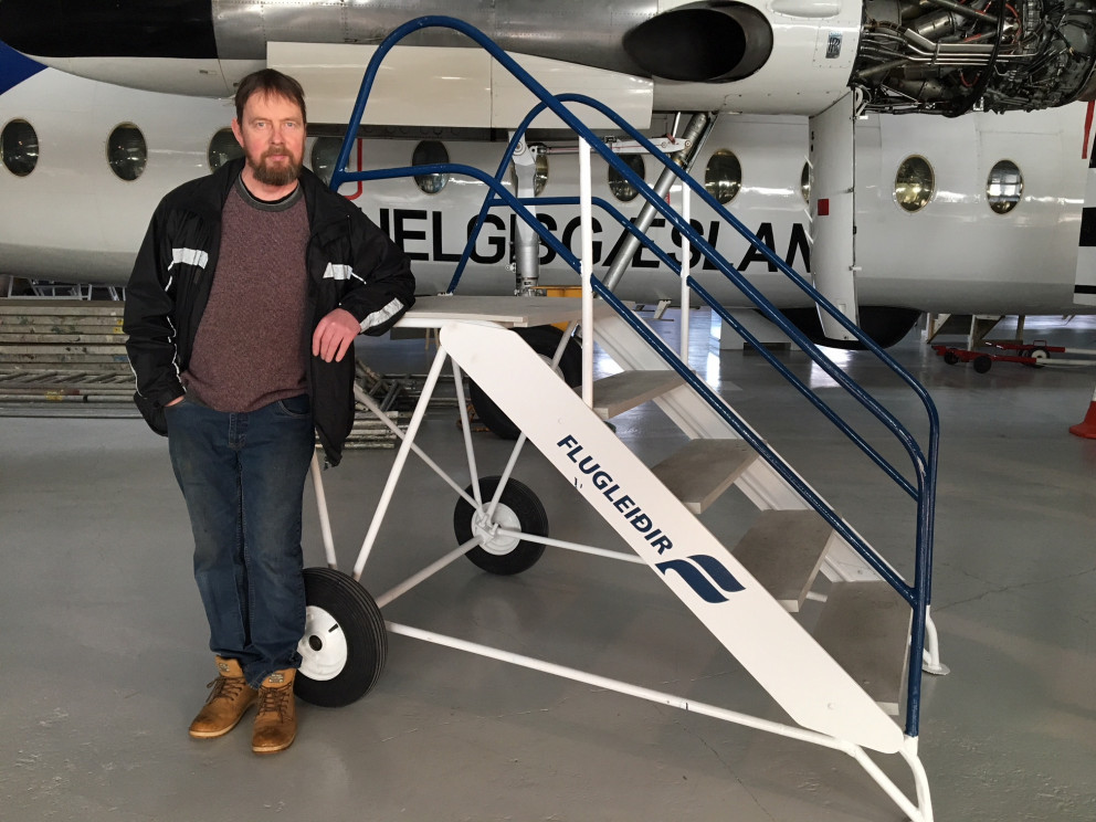 Bendi við stigann glæsilega.
