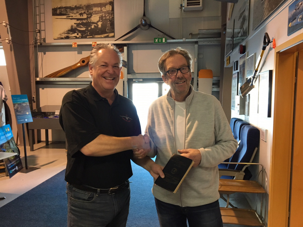 Gestur Einar safnstjóri tekur við gjöfinni frá Alfred Rijkers.