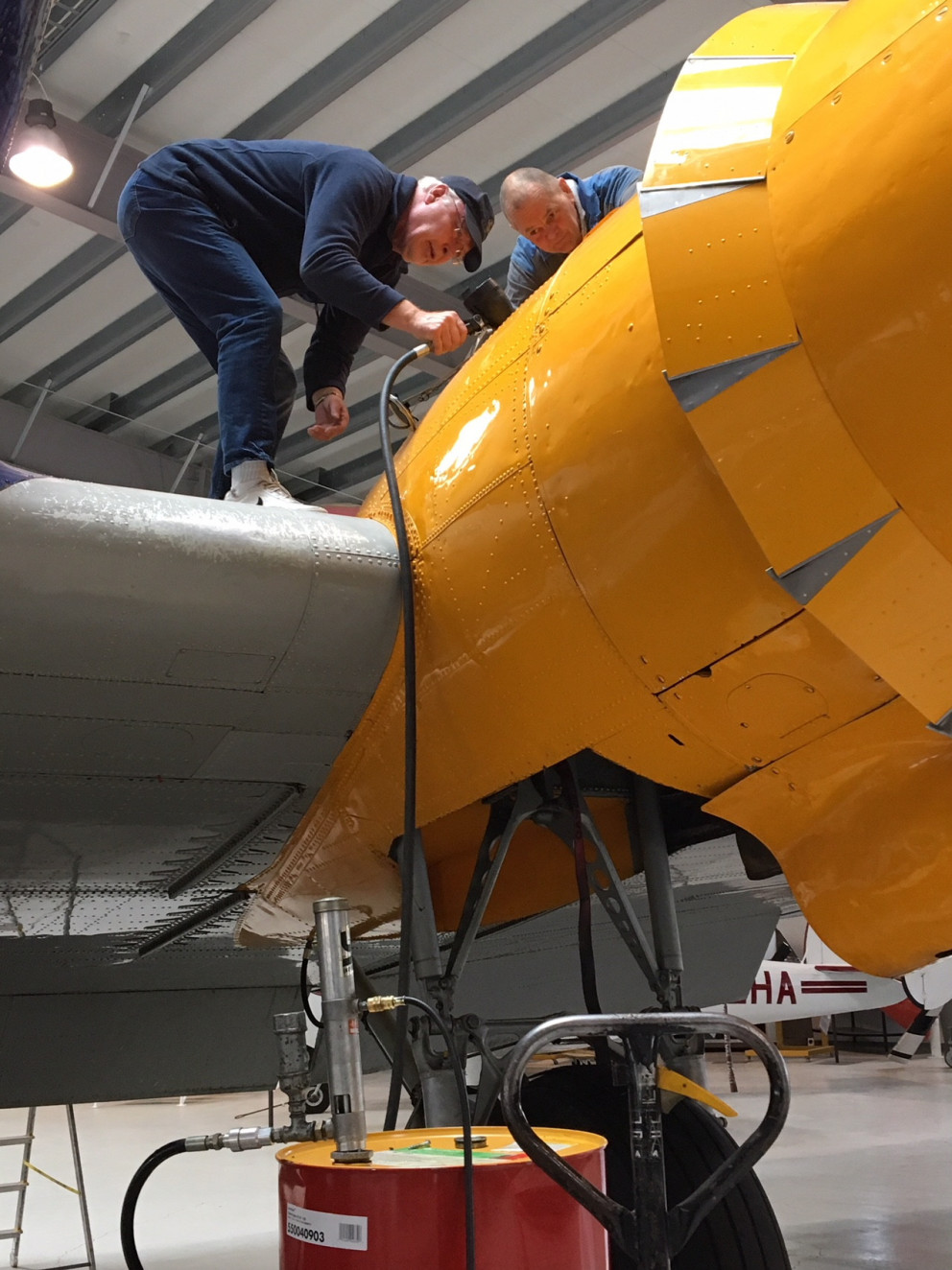 Kapparnir Hannes og Helgi dæla olíu.