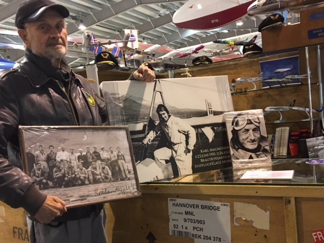 Skúli í flugjakkanum, með myndirnar sem hann gaf safninu.