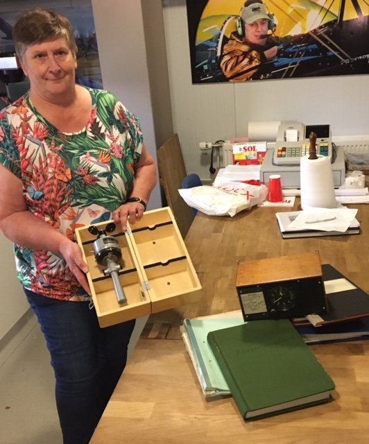 Hólmfríður með mælana og bækurnar sem hún færði safninu.