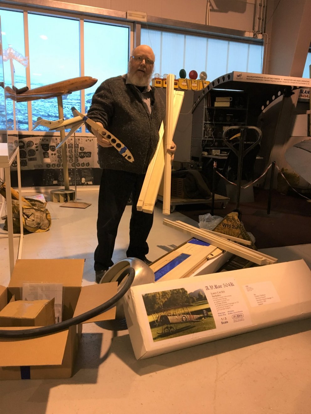 Guðjón að opna pakka.