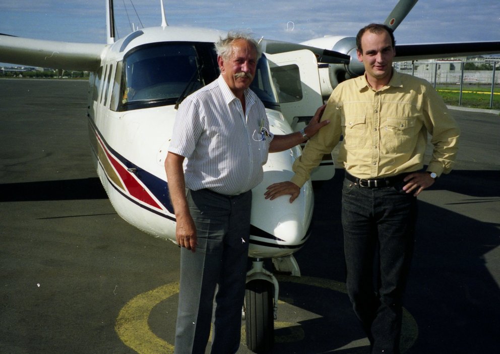 Elíeser Jónsson aðaleigandi Flugstöðvarinnar hf. og sonur hans Jón.