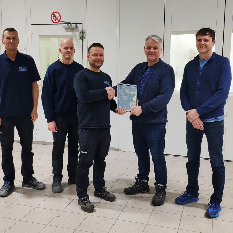 Bílaverkstæði Hölds fært þakkarskjal