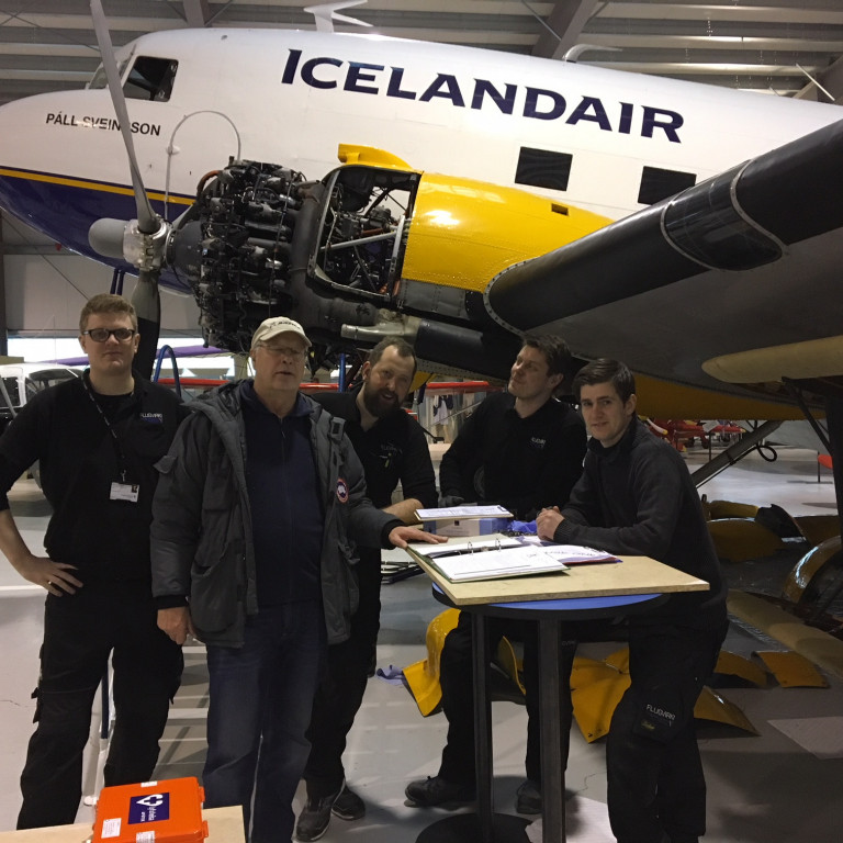 Hannes og þeir flugvirkjanemar, Valur, Magnús, Baldur Óli og Óskar byrjaðir að skoða.