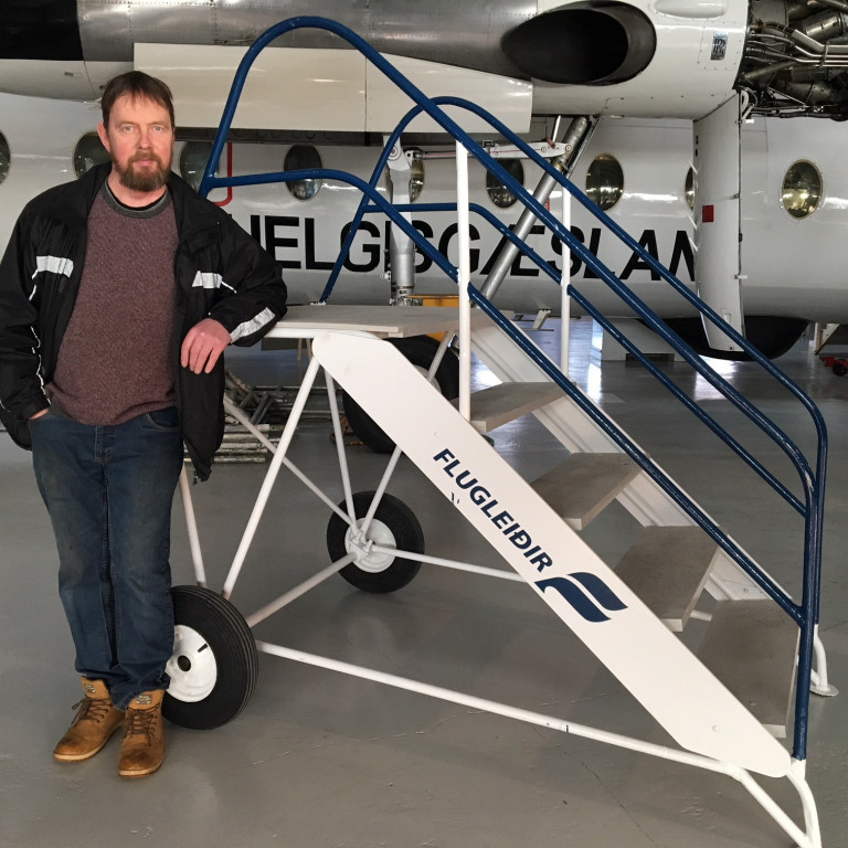 Bendi við stigann glæsilega.