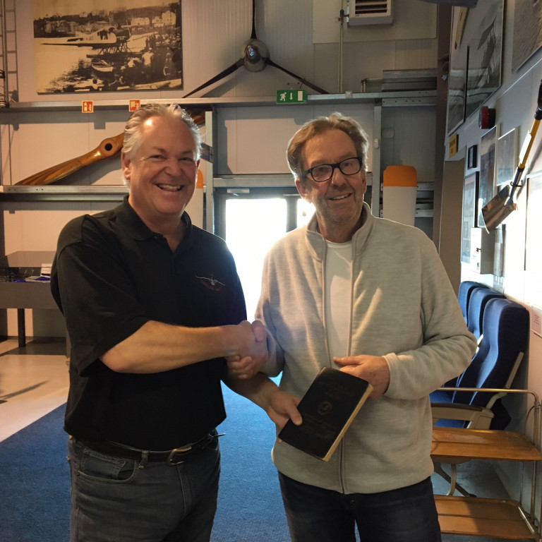 Gestur Einar safnstjóri tekur við gjöfinni frá Alfred Rijkers.