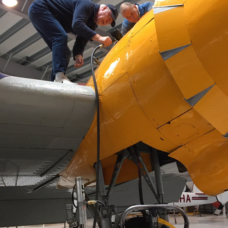 Kapparnir Hannes og Helgi dæla olíu.