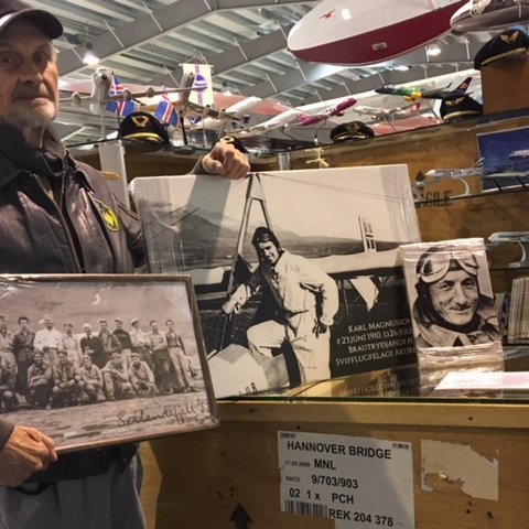 Skúli í flugjakkanum, með myndirnar sem hann gaf safninu.