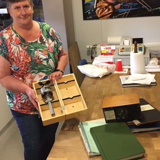 Hólmfríður með mælana og bækurnar sem hún færði safninu.