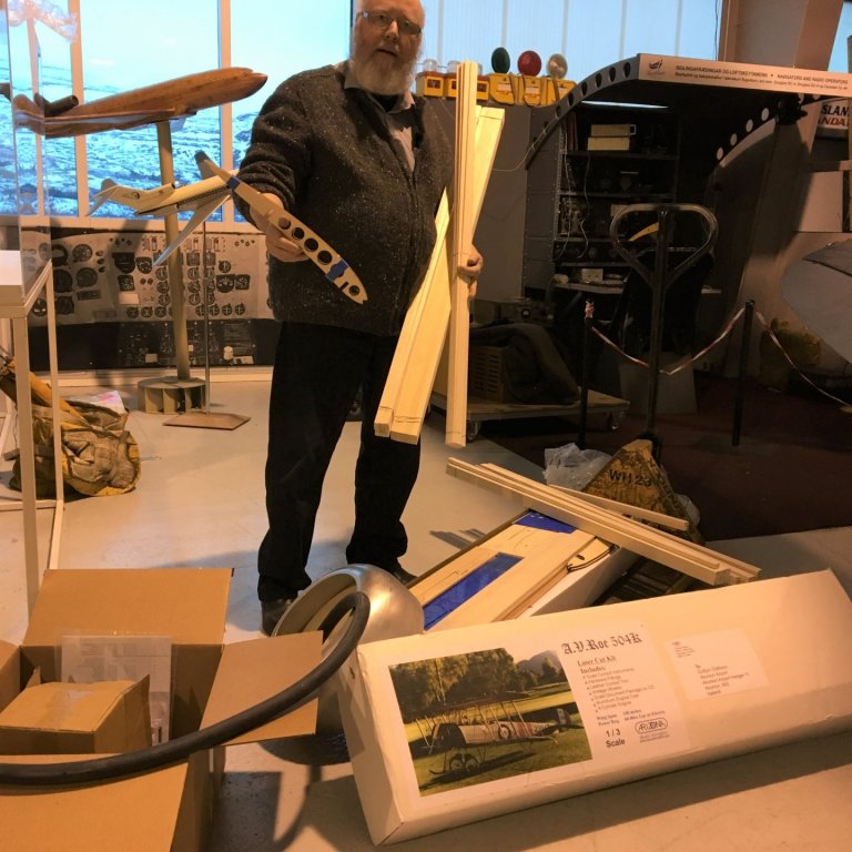 Guðjón að opna pakka.