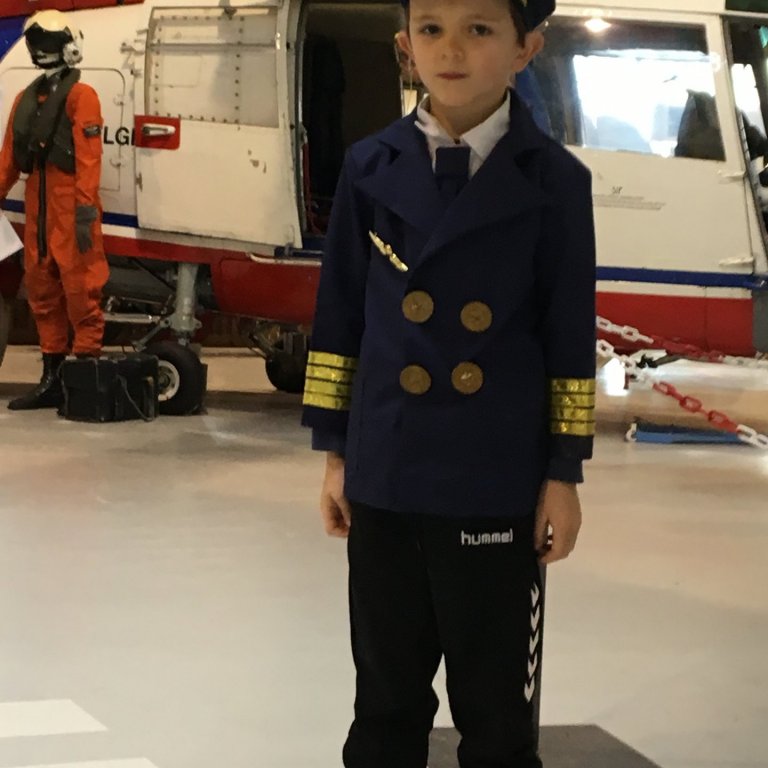 Kristján fyrir framan björgunarþyrluna TF-SIF.