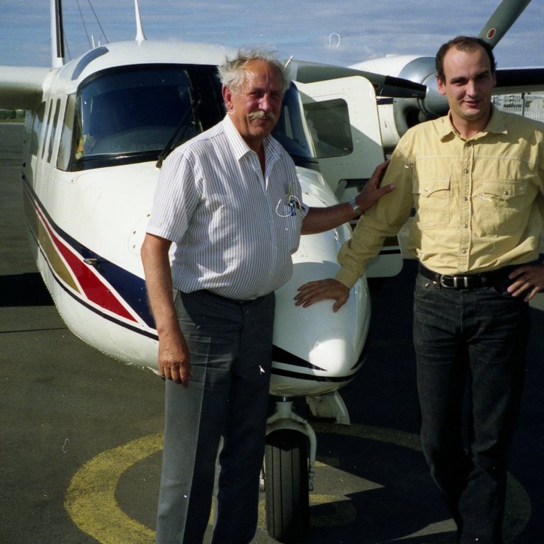 Elíeser Jónsson aðaleigandi Flugstöðvarinnar hf. og sonur hans Jón.